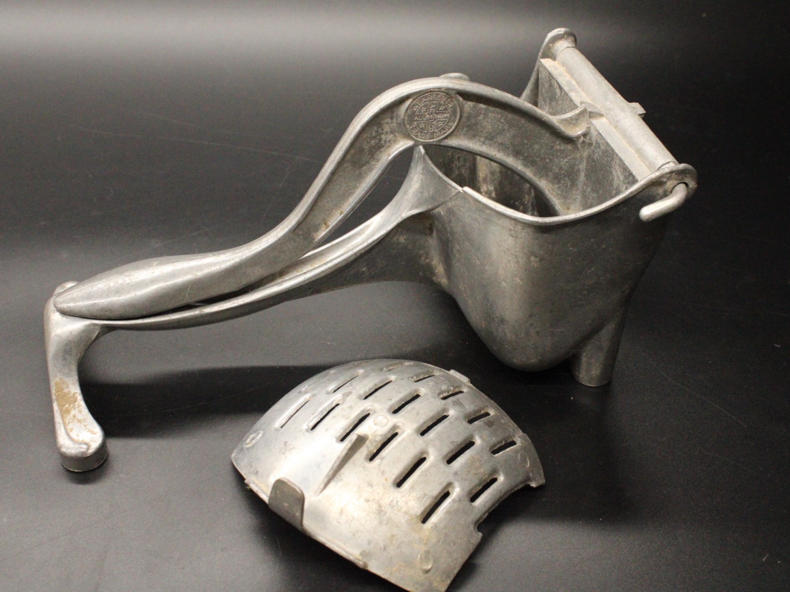 Vintage Wear Ever Aluminum Citrus Juice Squeezer Strainer Hand Press USA