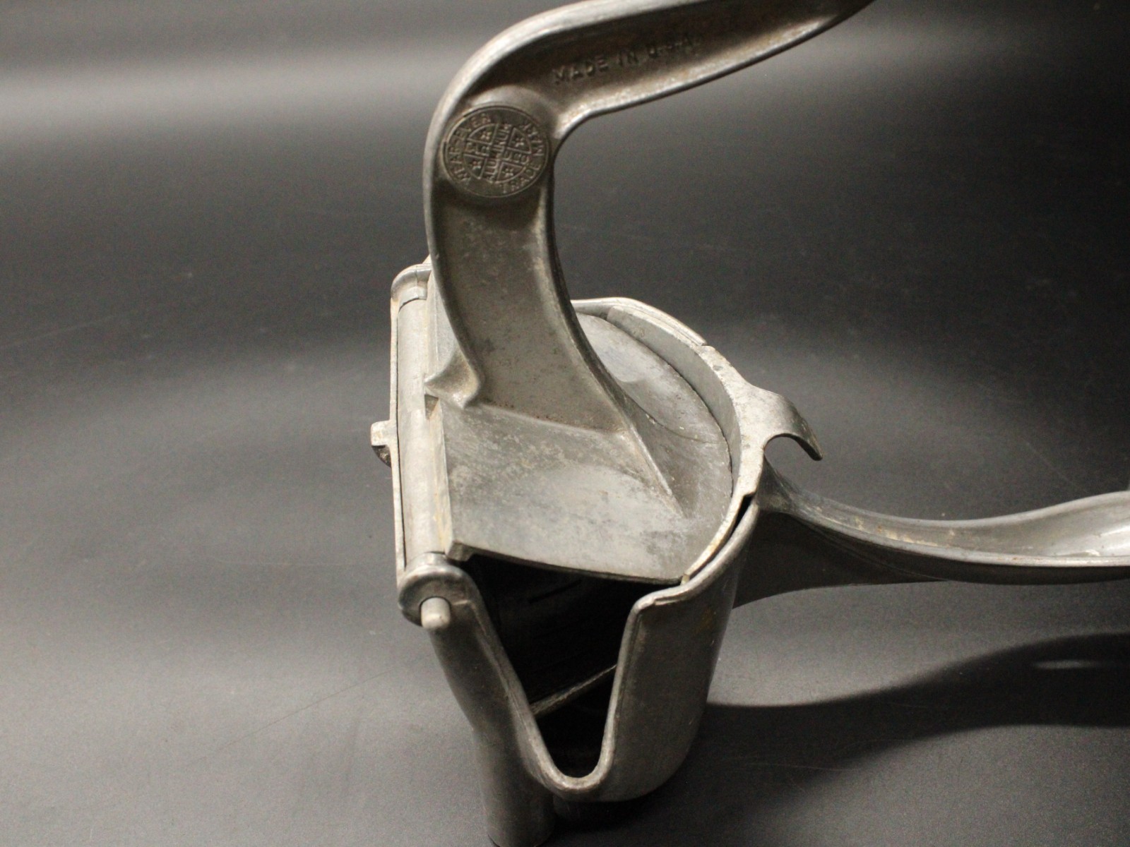 Vintage Wear Ever Aluminum Citrus Juice Squeezer Strainer Hand Press USA - Image 3
