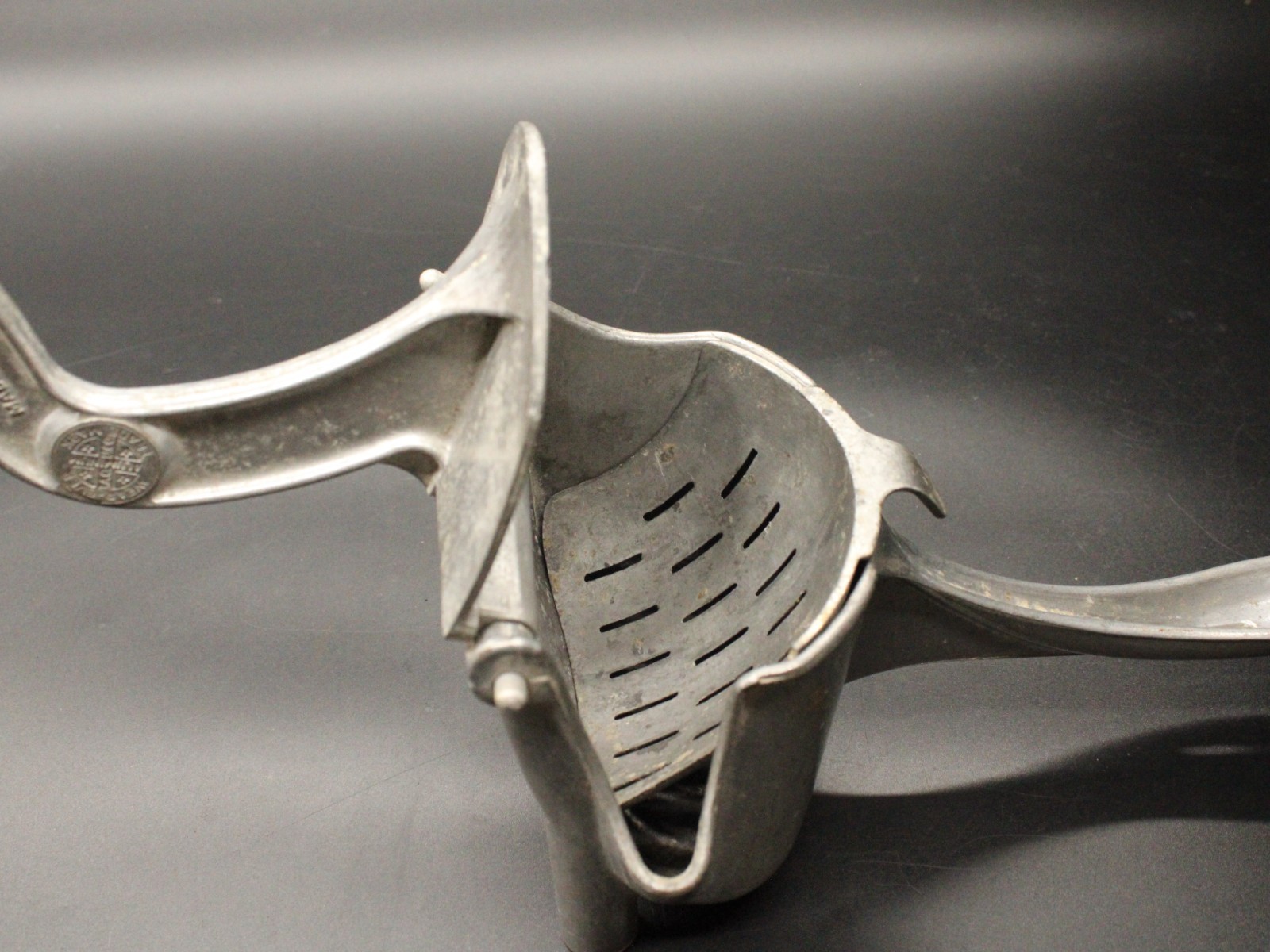 Vintage Wear Ever Aluminum Citrus Juice Squeezer Strainer Hand Press USA - Image 4