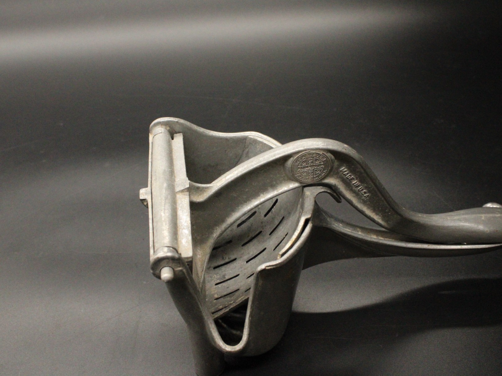 Vintage Wear Ever Aluminum Citrus Juice Squeezer Strainer Hand Press USA - Image 5