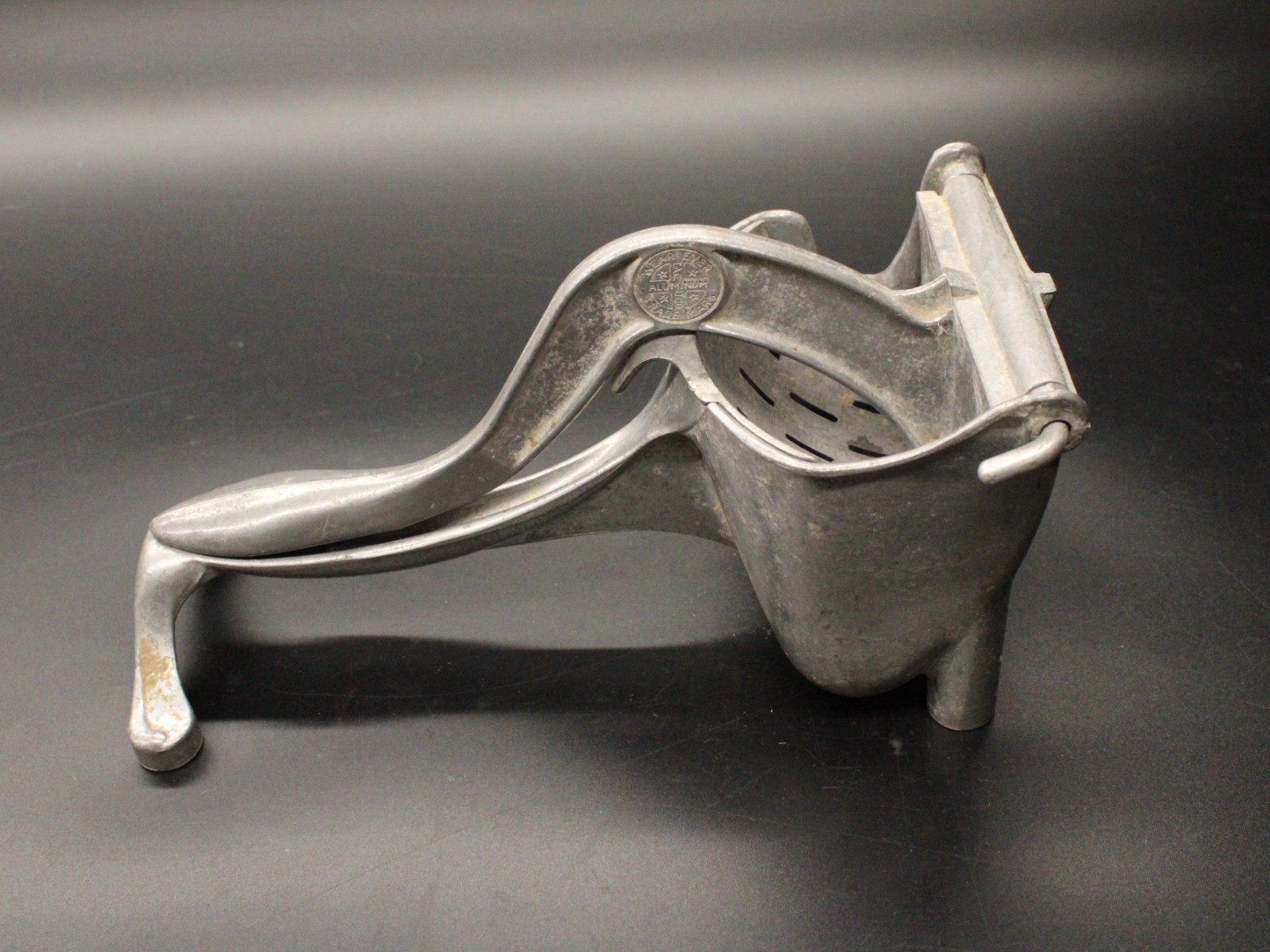 Vintage Wear Ever Aluminum Citrus Juice Squeezer Strainer Hand Press USA - Image 6