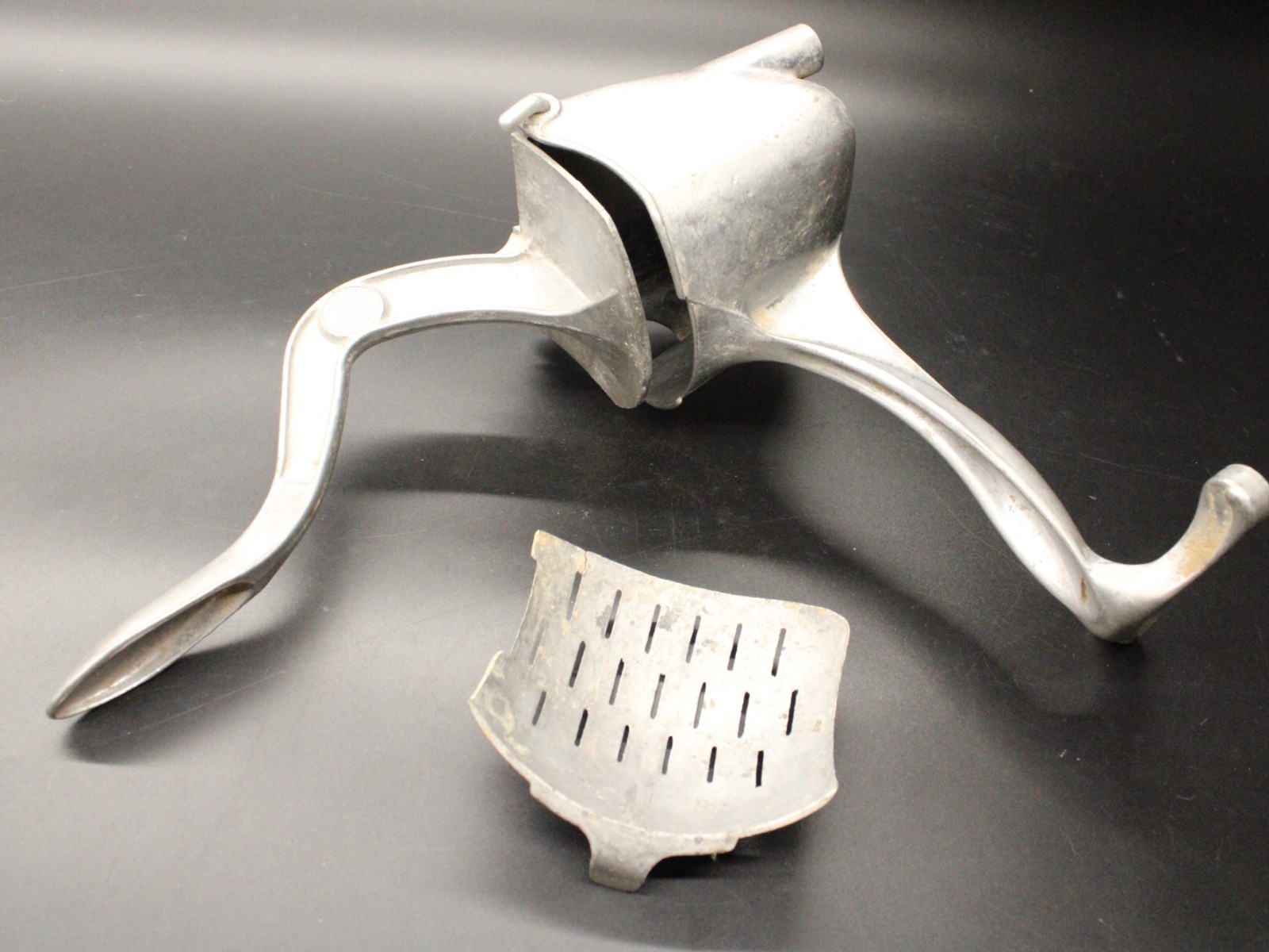 Vintage Wear Ever Aluminum Citrus Juice Squeezer Strainer Hand Press USA - Image 7