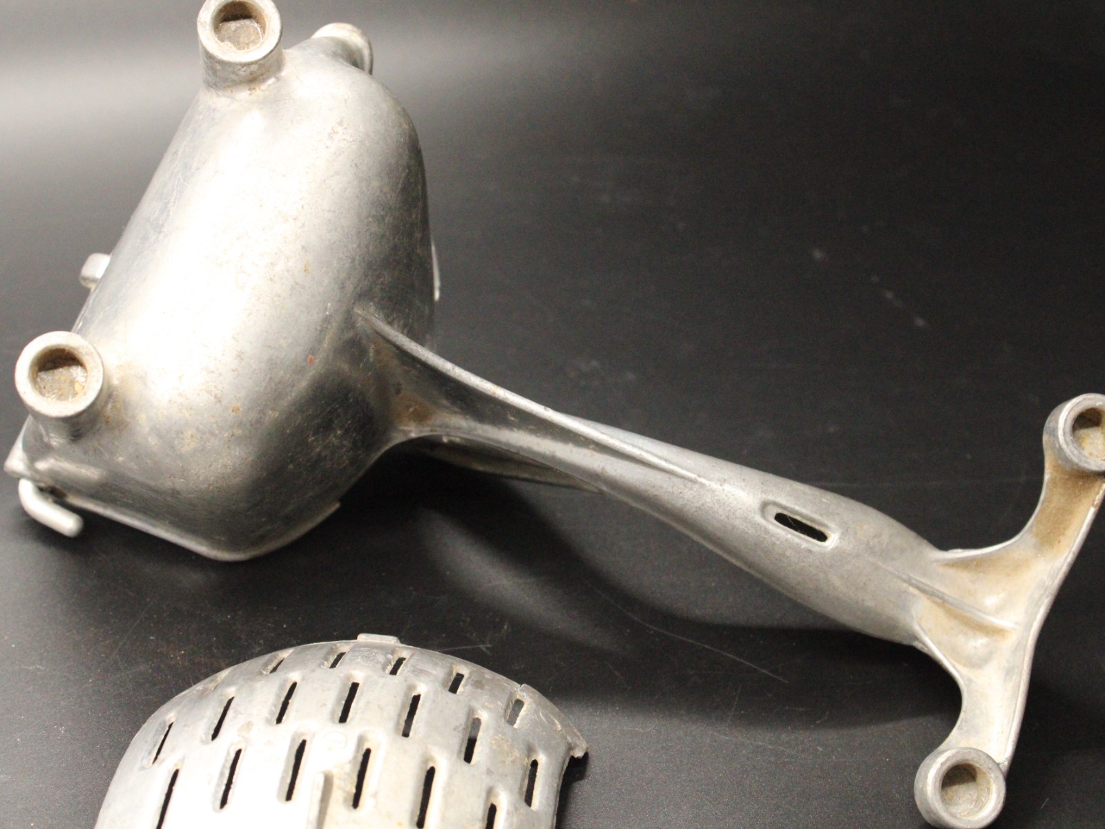 Vintage Wear Ever Aluminum Citrus Juice Squeezer Strainer Hand Press USA - Image 12